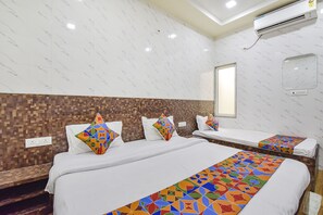 Egyptian cotton sheets, premium bedding, pillowtop beds, in-room safe - Fabhotel Maa Gayatri Sadan (Mathura)