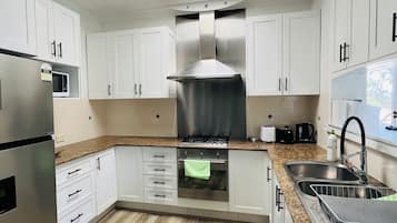 Geladeira, micro-ondas, fogão, cooktop