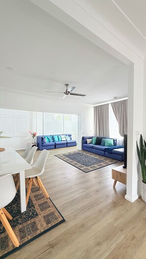 Smart-TV, Kamin, Tischtennisplatte, Bücher