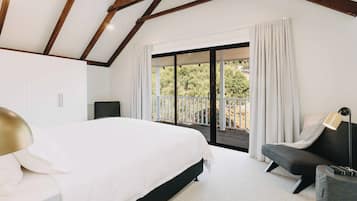 5 bedrooms, iron/ironing board, WiFi, bed sheets