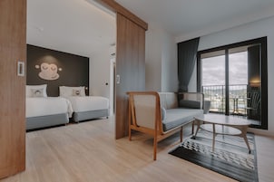 Escritorio, espacio para trabajar con laptop y wifi gratis 