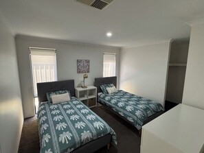 4 habitaciones, tabla de planchar con plancha, wifi y ropa de cama 