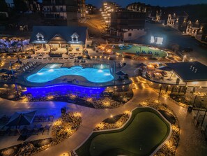 Indoor pool, a heated pool - Luxury Cabin + Waterpark Access – Ideal for Large Groups (Sevierville)