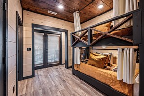 5 bedrooms, desk, iron/ironing board, travel cot - Luxury Cabin + Waterpark Access – Ideal for Large Groups (Sevierville)