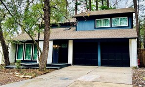 Exterior - House 3-bedroom 2,5 Baths FREE Garage Parking with WiFi and AC, Washer, Dryer (Spring)