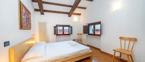 2 habitaciones, tabla de planchar con plancha, wifi y ropa de cama