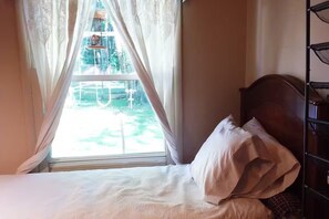 1 bedroom, WiFi, bed sheets - Sunny Window by the Bed (Irvington)