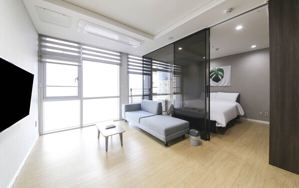 Luxury Double Room, 1 Double Bed, Non Smoking, Kitchen (self-service check-in) | 1 bedroom, laptop workspace, soundproofing, free WiFi