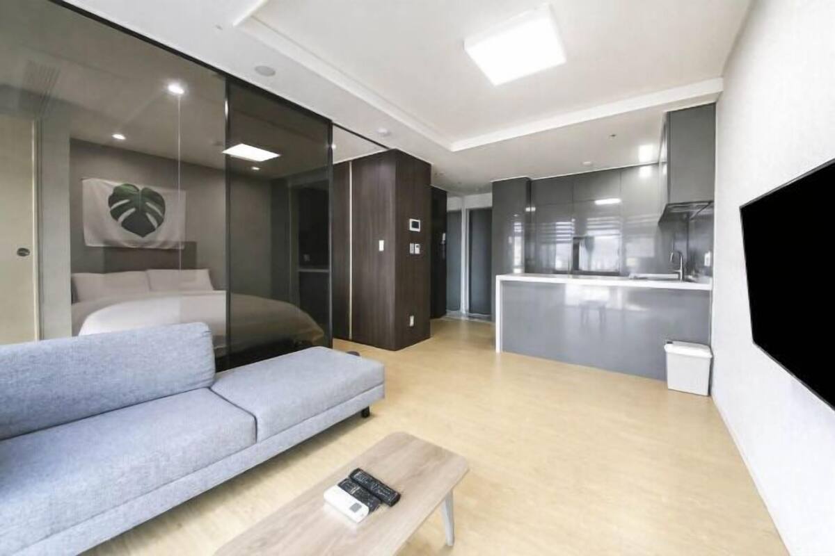 Laptop workspace, soundproofing, free WiFi, bed sheets