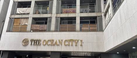 Un edificio con varios balcones y un letrero que dice "The Ocean City".