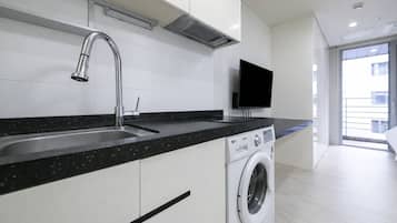 Deluxe tweepersoonskamer, niet-roken, keuken (self-service check-in) | Privรฉkeuken | Een microgolfoven, een kookplaat