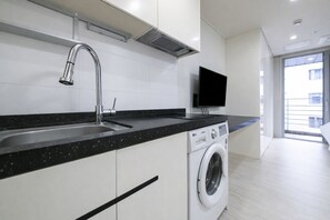 Deluxe dubbelrum - icke-rökare - kök (self-service check-in) | Eget kök | MikrovÄgsugn och spishÀll