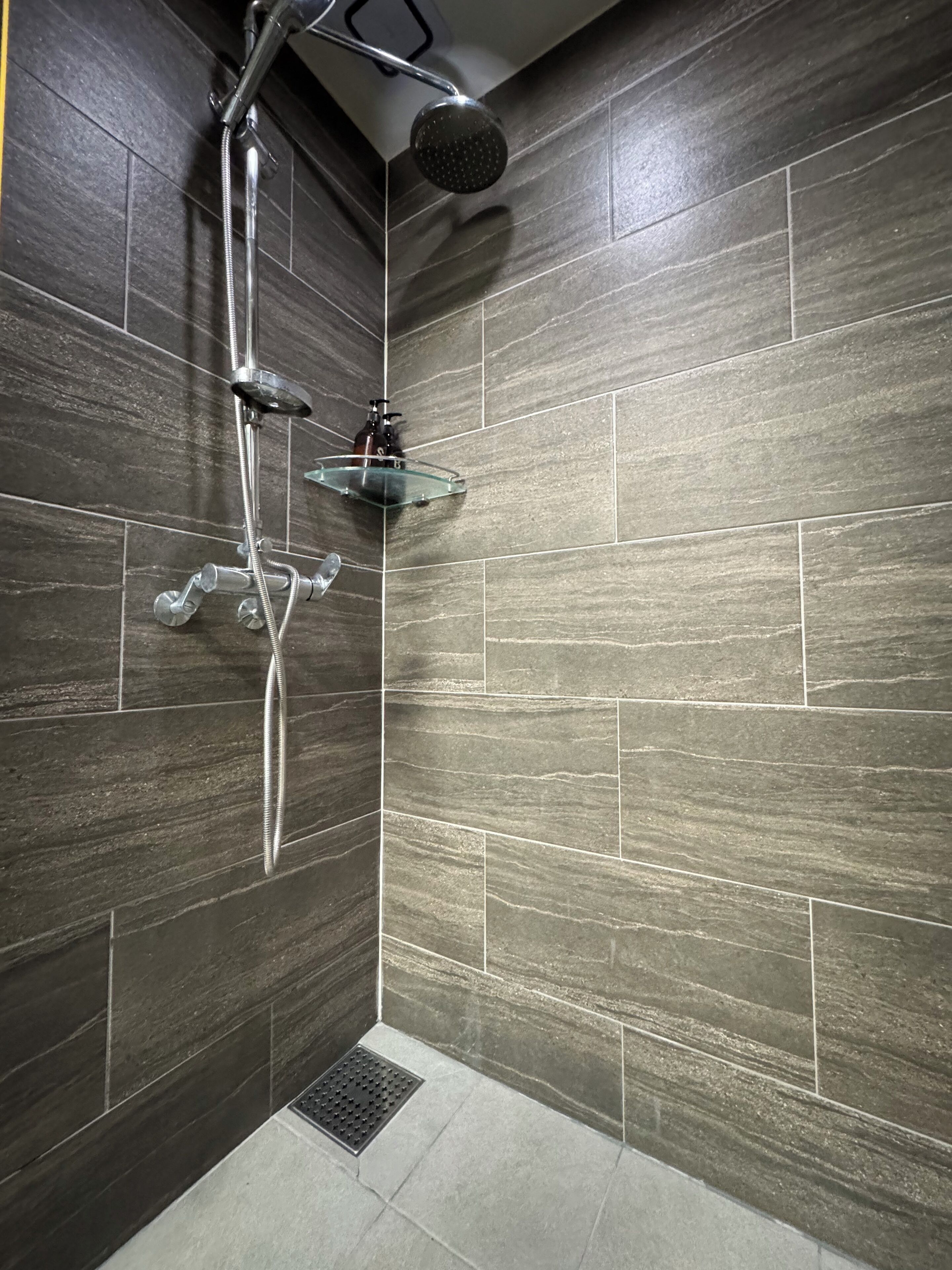 Habitación doble de lujo, 1 cama matrimonial, para no fumadores, cocina (self-service check-in) | Baño | Regadera, secadora de cabello, pantuflas, toallas 