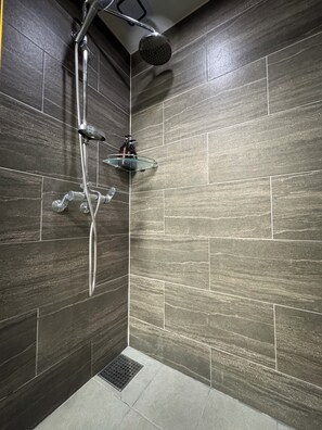 Chambre luxueuse double, 1 lit double, non-fumeur, cuisine (self-service check-in) | Salle de bain | Douche, séchoir à cheveux, pantoufles, serviettes fournies