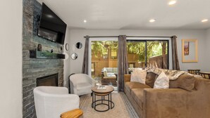 Smart TV, fireplace - Stylish Sun Valley 2BR - Dog-Friendly - 2 Min Walk to Town (Ketchum)
