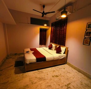 Free WiFi, bed sheets - Goroomgo Rail View Guest House Puri (Puri)