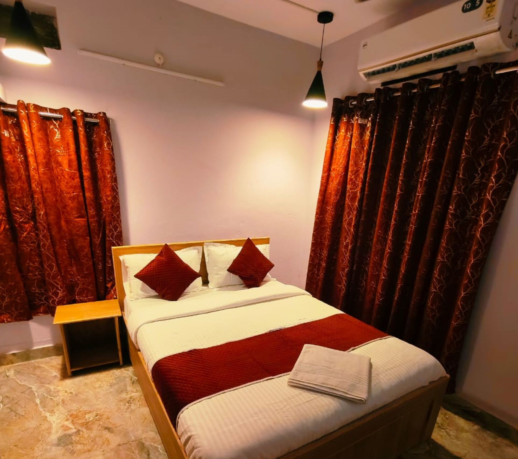 Kahden hengen deluxe-huone, kaupunkinäköala | Ilmainen Wi-Fi, vuodevaatteet