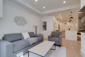 Living area - Sojourn's Stanton Park Home Sleeps 4 (District of Columbia)