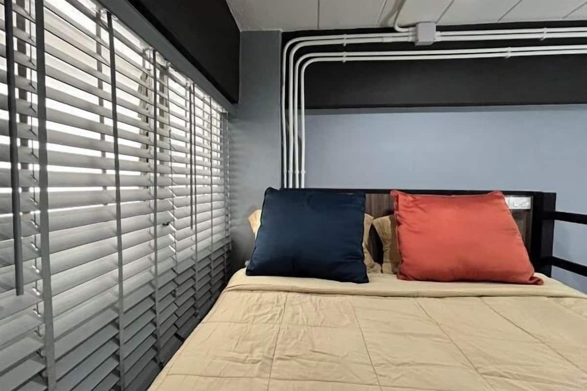 1 habitación, cortinas blackout y tabla de planchar con plancha
