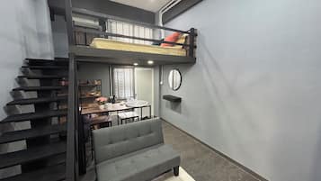 Loft | 1 bedroom, blackout drapes, iron/ironing board, free WiFi