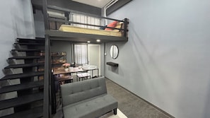 1 habitación, cortinas blackout y tabla de planchar con plancha