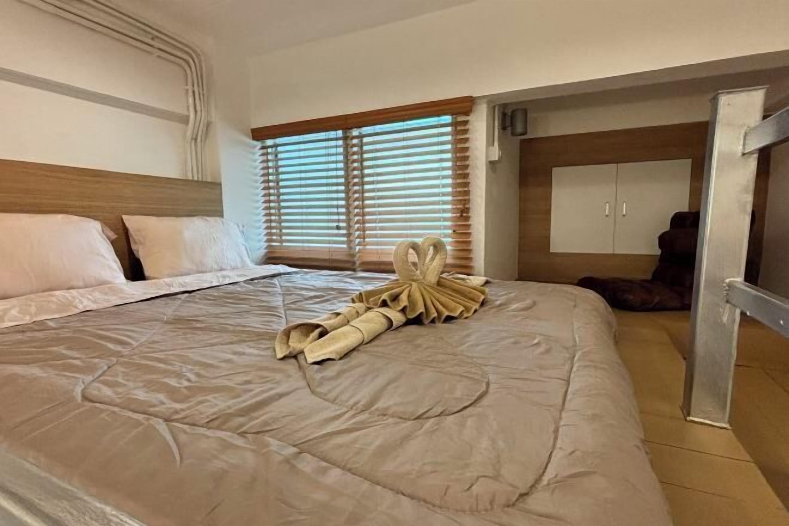 1 kamar tidur, tirai kedap cahaya, dan setrika/meja setrika