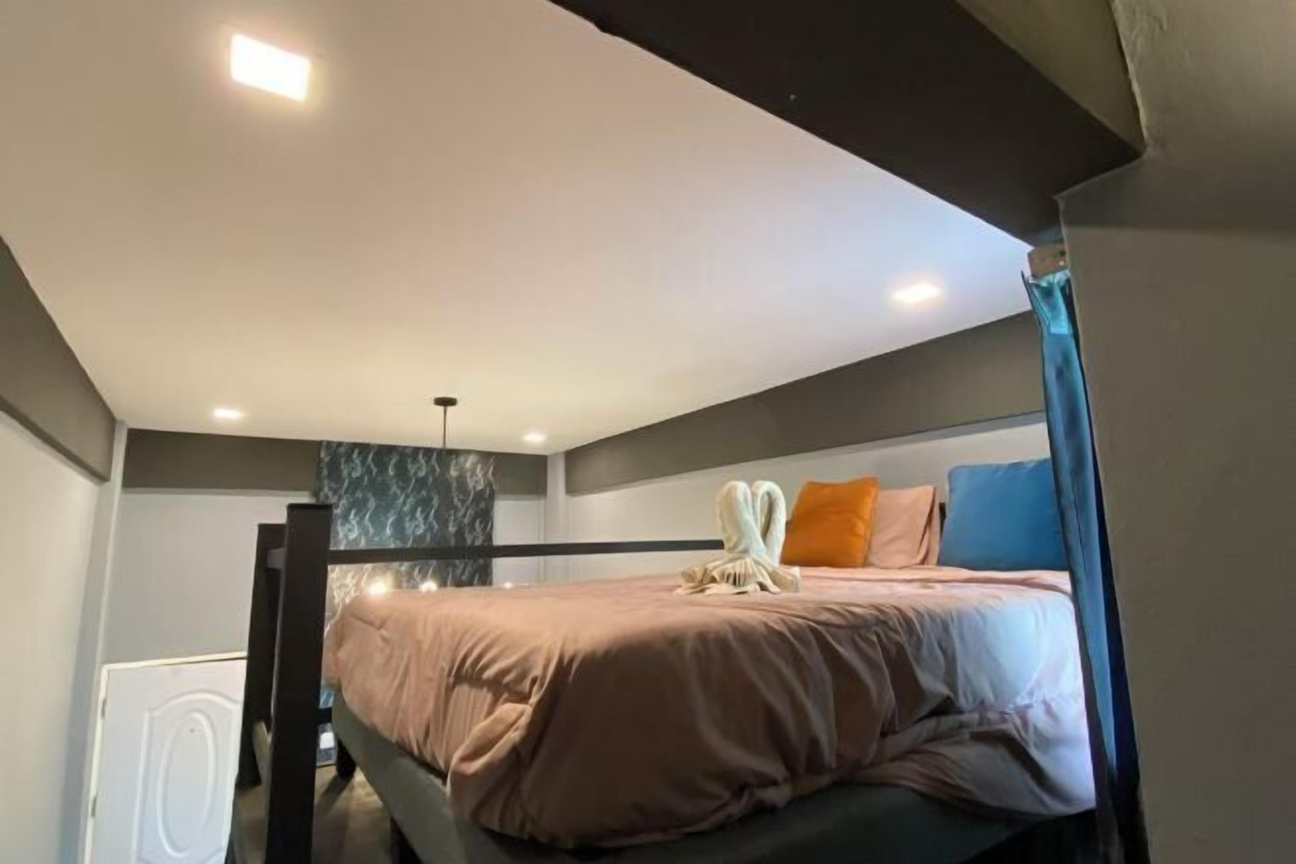 1 kamar tidur, tirai kedap cahaya, dan setrika/meja setrika