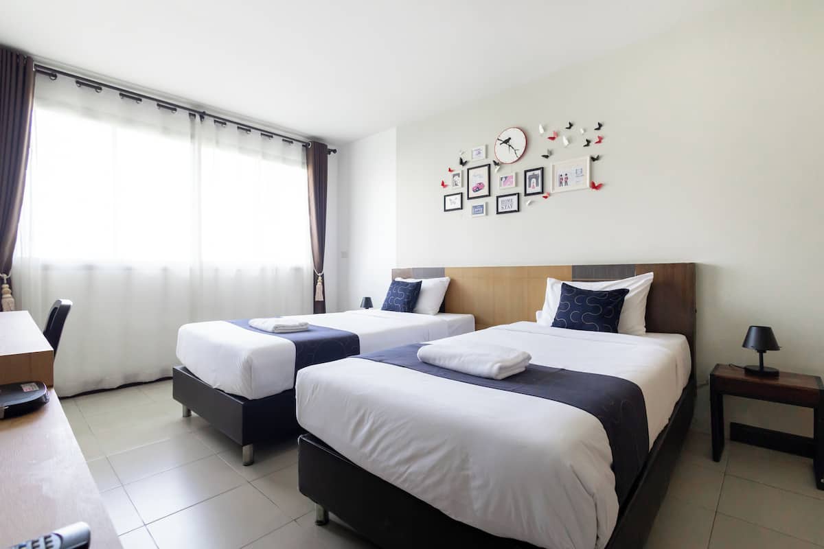 Superior kamer, 2 eenpersoonsbedden | Een bureau, extra bedden, gratis wifi, beddengoed