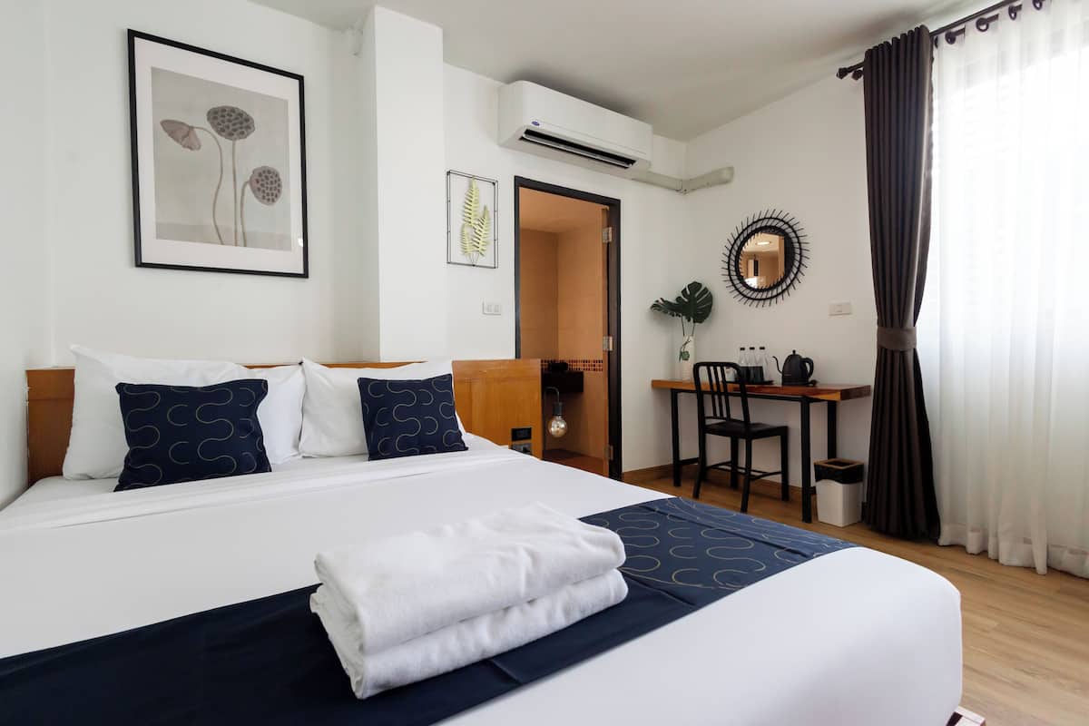 Deluxe tweepersoonskamer | Een bureau, extra bedden, gratis wifi, beddengoed