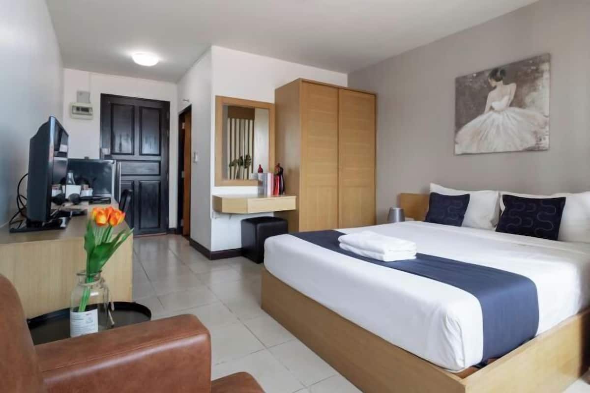 Desk, rollaway beds, free WiFi, bed sheets