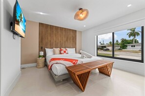 4 sovrum, värdeförvaringsskåp på rummet och skrivbord