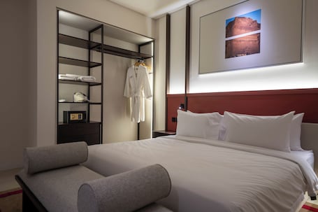 Caja de seguridad en la habitación y espacio para trabajar con laptop