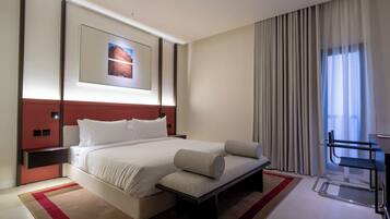 Een kluis op de kamer, een laptopwerkplek, een strijkplank/strijkijzer