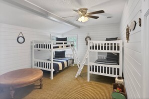 4 bedrooms, iron/ironing board, WiFi - Lakefront Retreat at Watts Bar - Private Dock - Hot Tub (Rockwood)