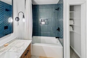 Een douche, een haardroger, shampoo