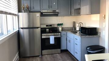 Een koelkast, een magnetron, een oven, een kookplaat