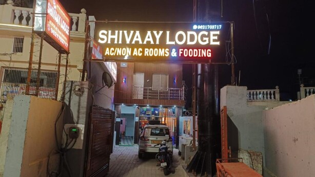 The entrance to Shivaay Lodge with AC/Non AC rooms and food services. - Goroomgo Shivaay Ayodhya (Faizabad)