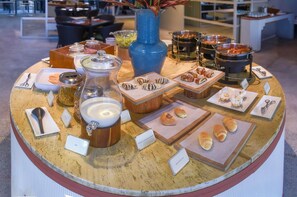 Tägliches Frühstücksbuffet (20 USD pro Person)