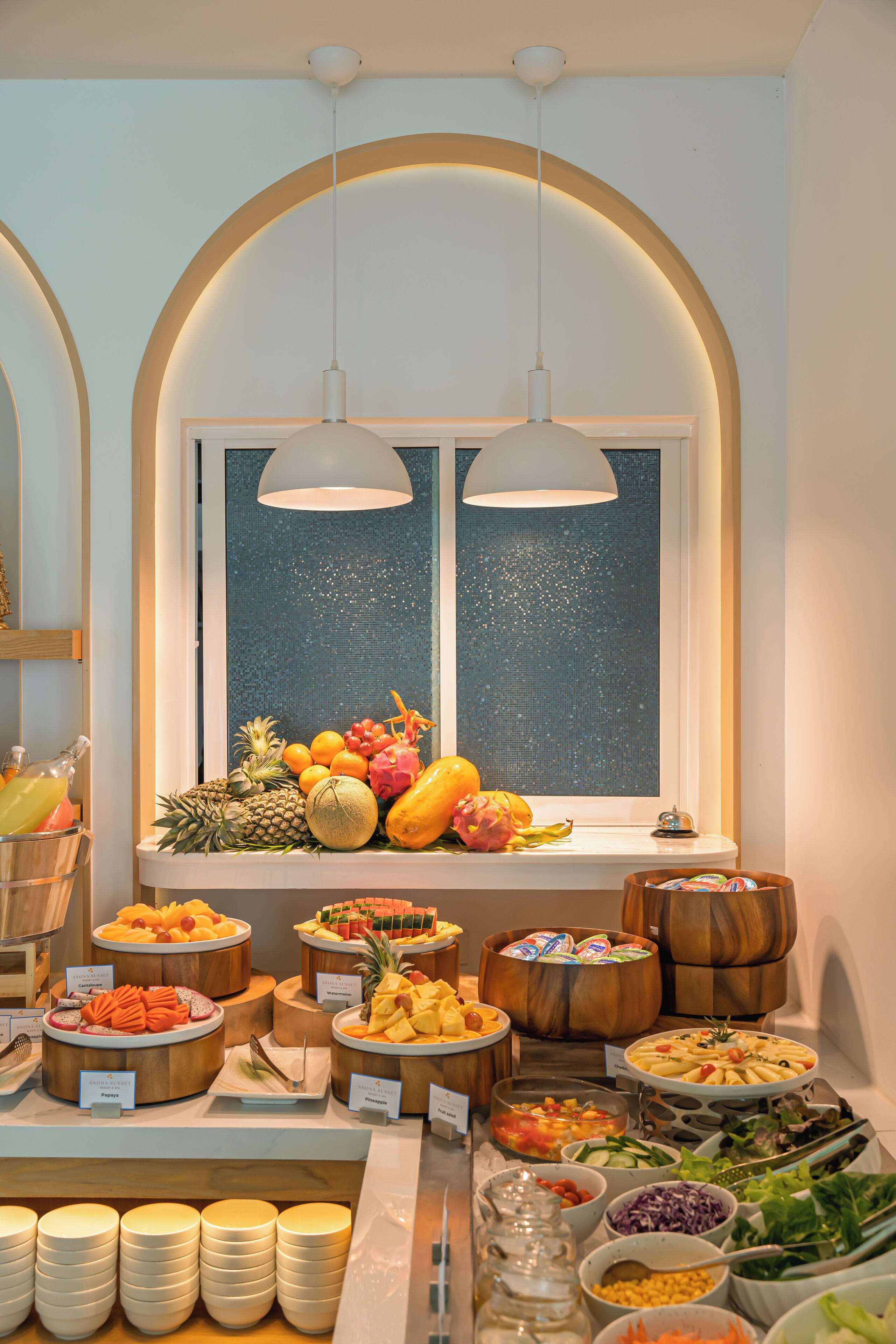 Een buffet met diverse gerechten en een raam met uitzicht.