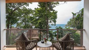 Junior kamer, 1 twee- of 2 eenpersoonsbedden, balkon, uitzicht op oceaan | Uitzicht vanaf balkon