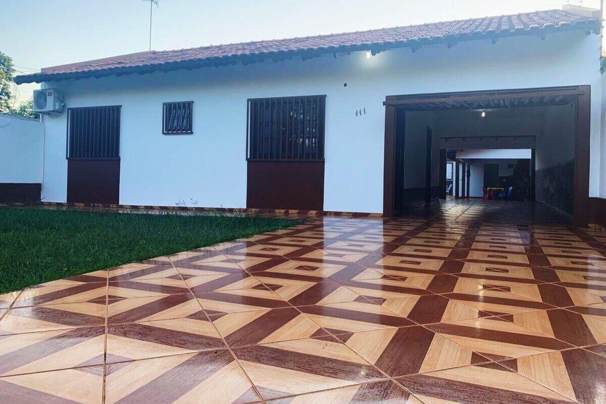 Uma casa com soalho em mosaico e garagem.
