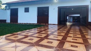 A house with a tiled floor and a garage. - Regina Houses Sua Casa na Terra das Cataratas (Foz do Iguaçu)