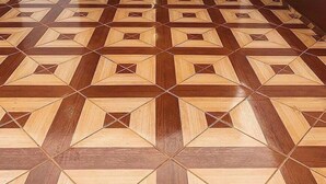 A hallway with a geometric patterned floor leading to a door. - Regina Houses Sua Casa na Terra das Cataratas (Foz do Iguaçu)