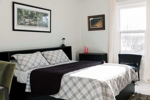 5 bedrooms, desk, iron/ironing board, travel cot