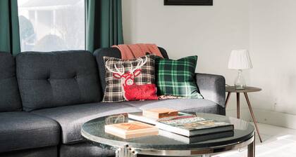 Bloomfield Bliss - Hot Tub and Walking Distance to Park