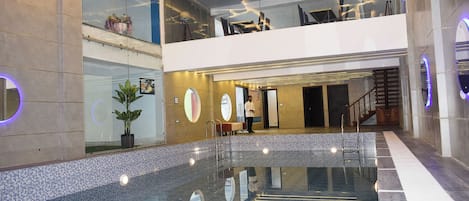 Kolam renang indoor