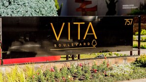 Une enseigne indiquant « VITA BOULEVARD » avec le numéro « 757 ».