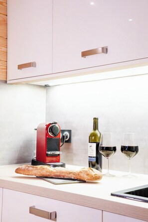 Full-size fridge, microwave, stovetop, highchair - Apart Hotel des Cols  (Borderes-Louron)