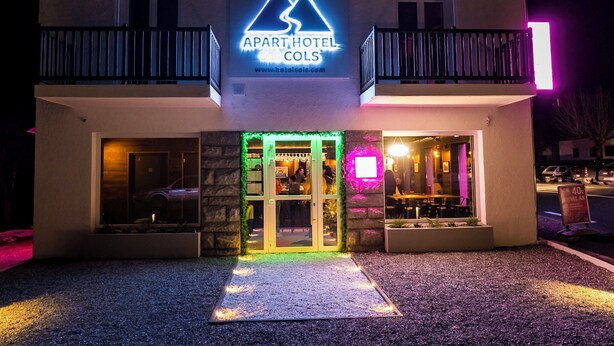A modern building with a sign reading "Apart Hotel Cols" and a website address. - Apart Hotel des Cols  (Borderes-Louron)