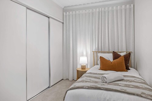 Stylish 3-Bed Apartment in Coastal Redcliffe